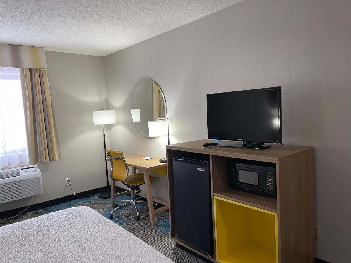 Days Inn By Wyndham Colby Buitenkant foto