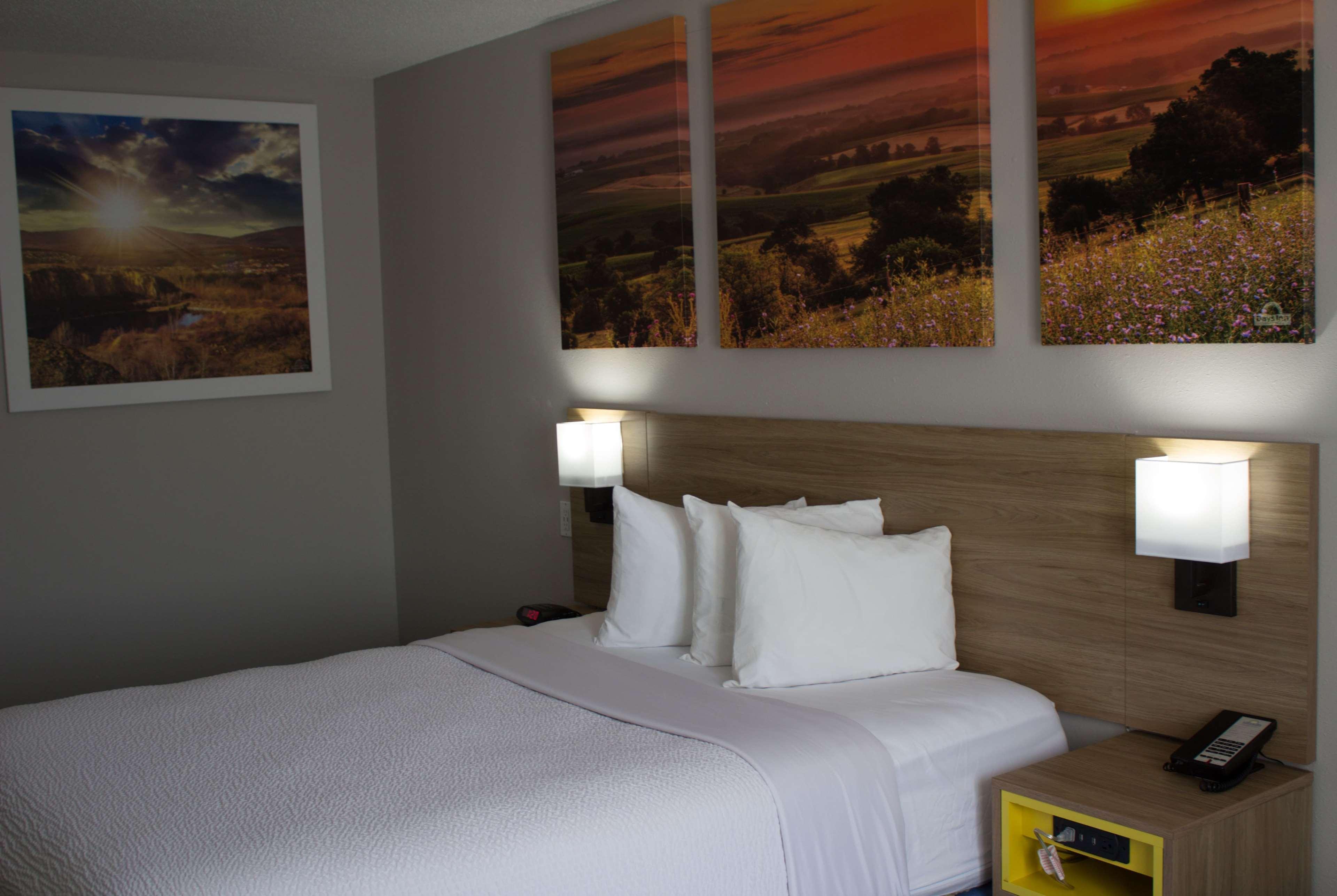 Days Inn By Wyndham Colby Buitenkant foto